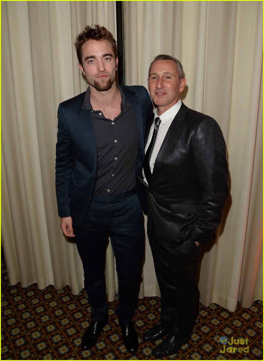 robert pattinson debuts goatee at charity event 16