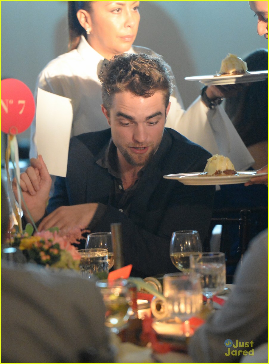 robert pattinson debuts goatee at charity event 18