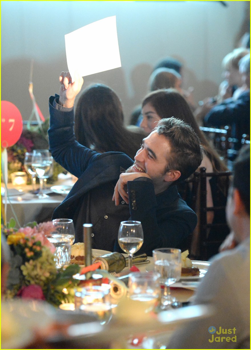robert pattinson debuts goatee at charity event 24