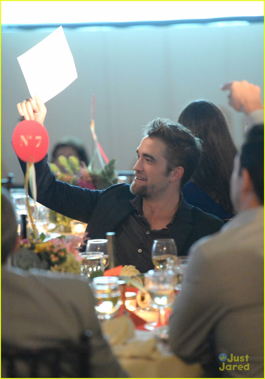 robert pattinson debuts goatee at charity event 26