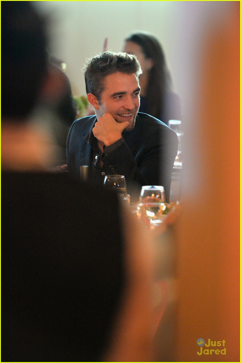 robert pattinson debuts goatee at charity event 35