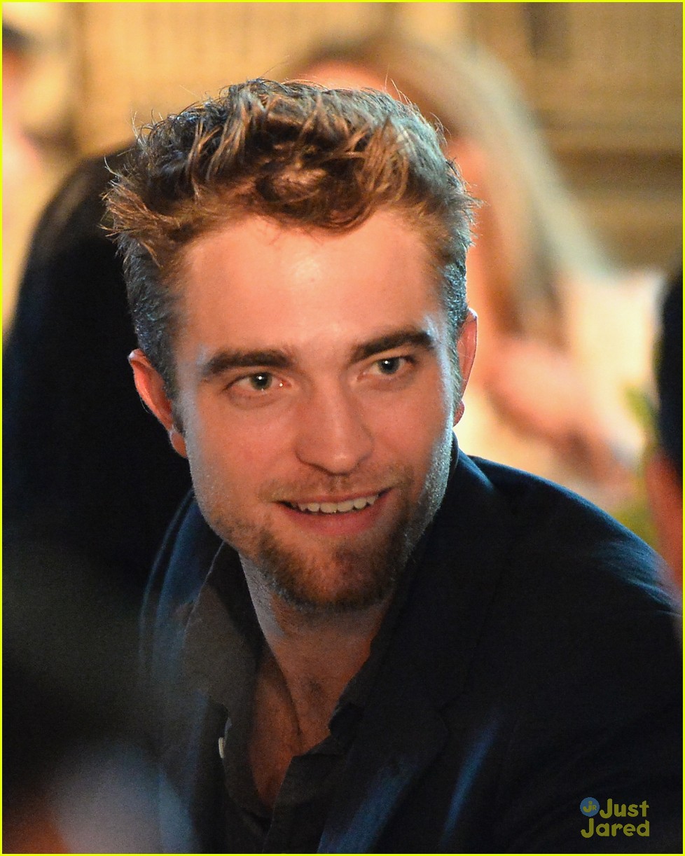 robert pattinson debuts goatee at charity event 38