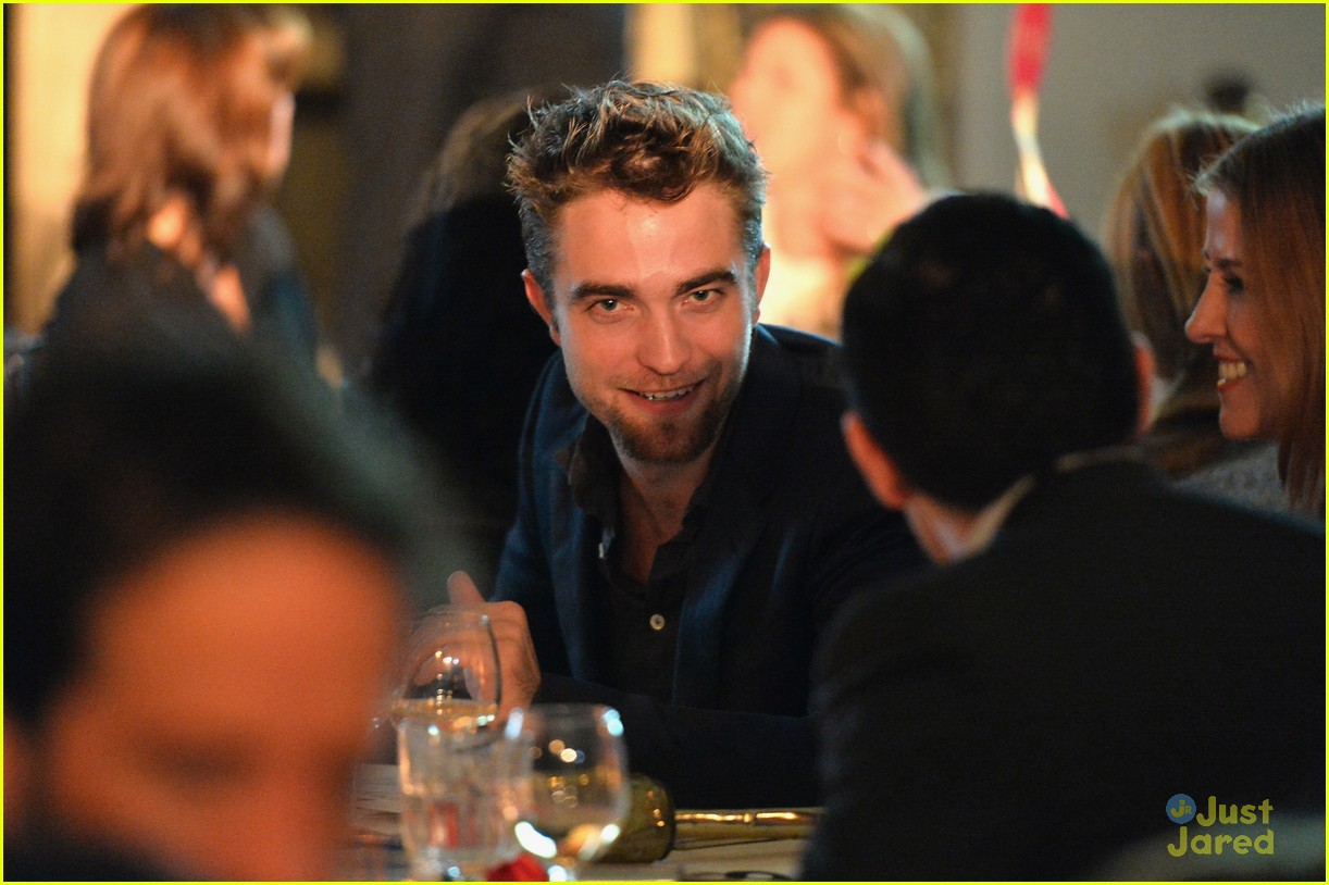robert pattinson debuts goatee at charity event 42