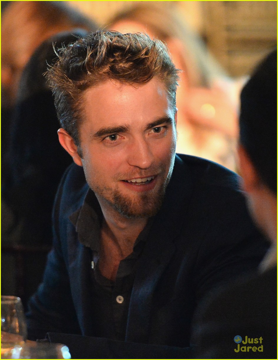 robert pattinson debuts goatee at charity event 43