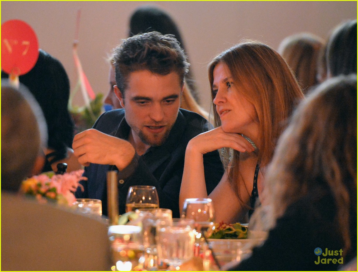 robert pattinson debuts goatee at charity event 44
