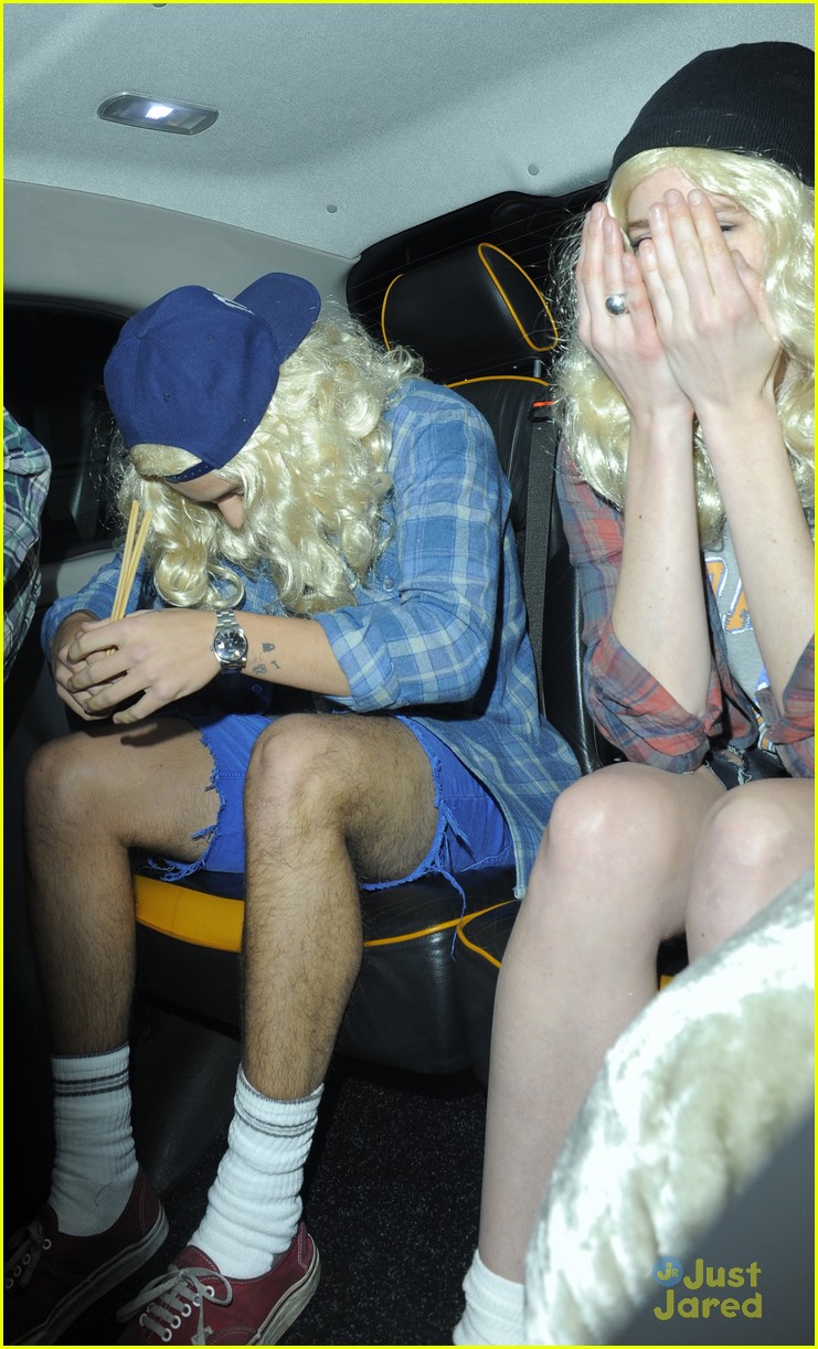 harry styles blonde wig with nick grimshaw 01