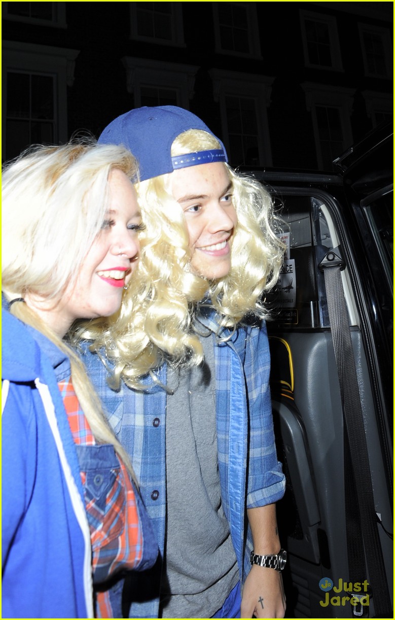 harry styles blonde wig with nick grimshaw 02