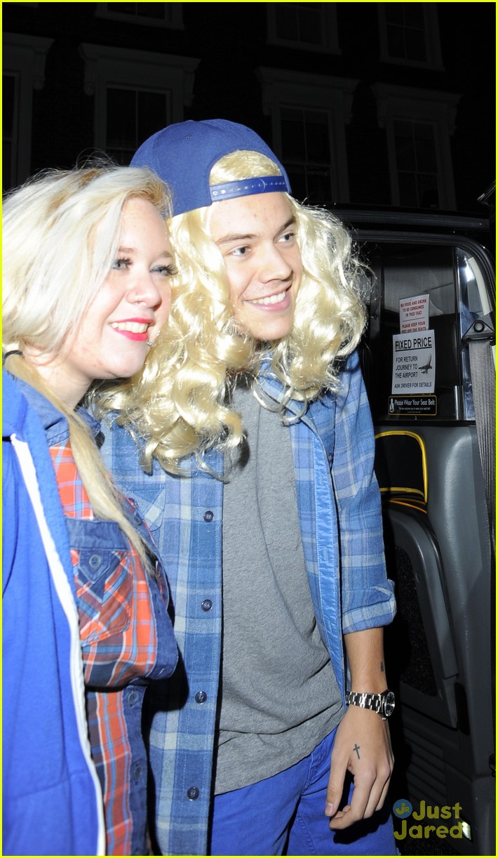 harry styles blonde wig with nick grimshaw 04