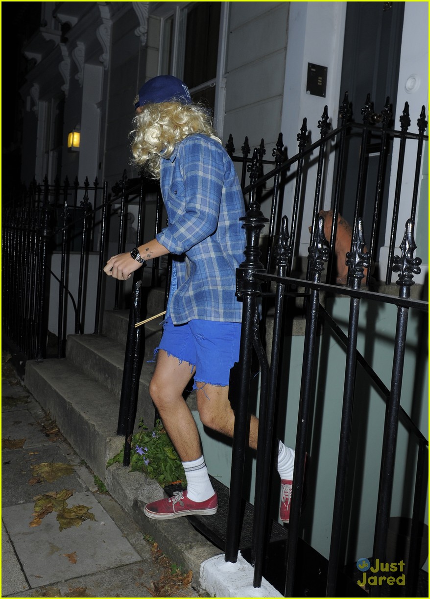 harry styles blonde wig with nick grimshaw 05