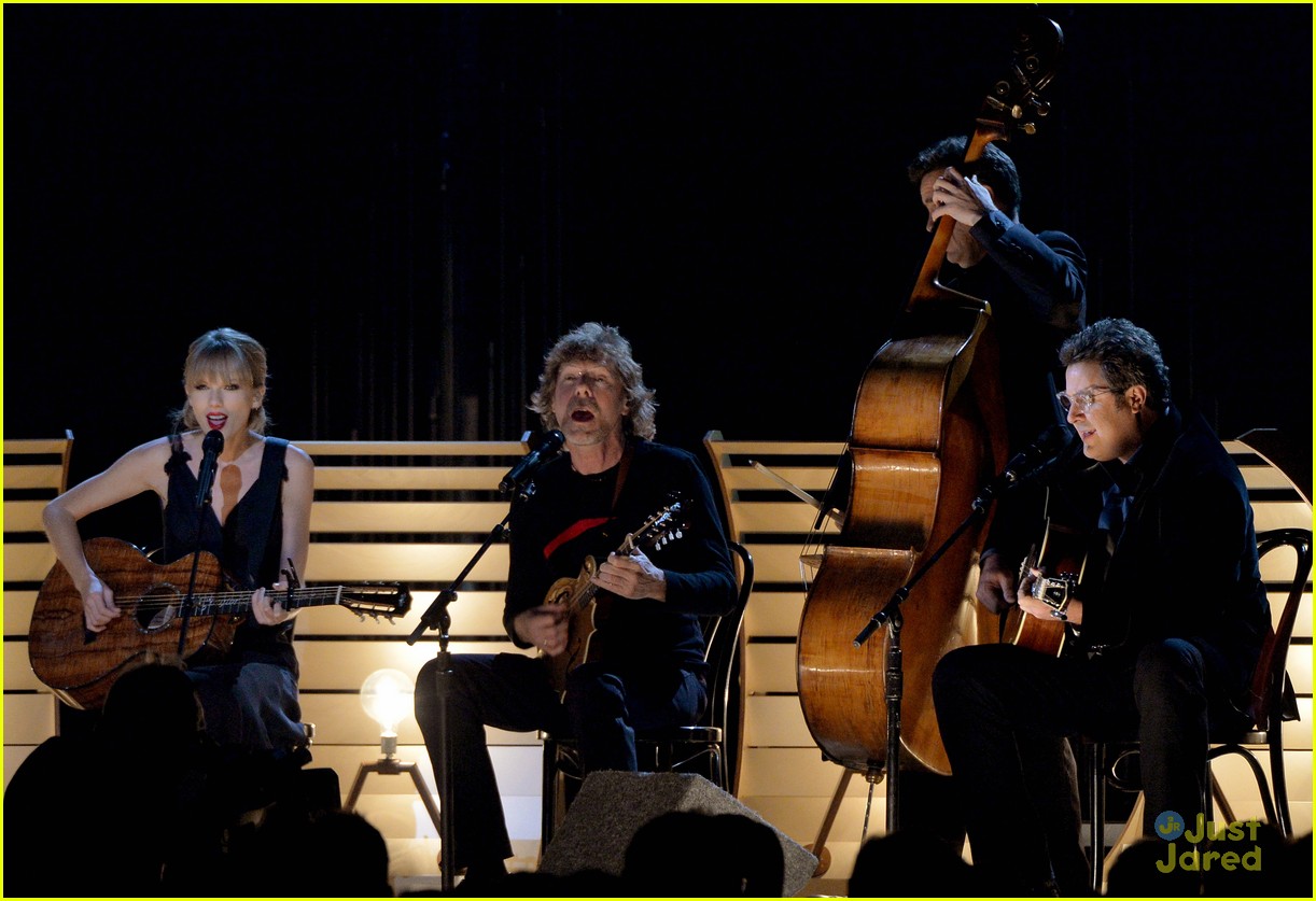 taylor swift red cma awards 2013 performance watch 03
