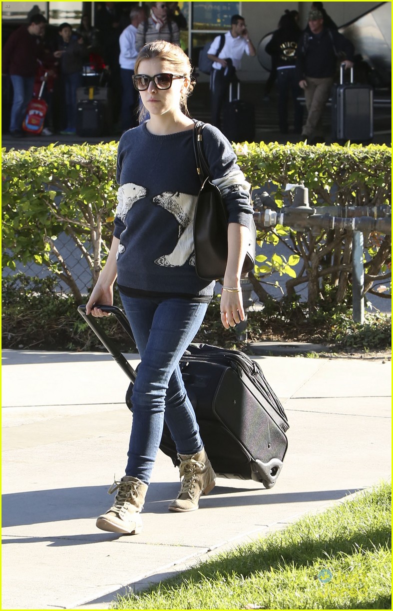 anna kendrick back in los angeles after dc trip 03
