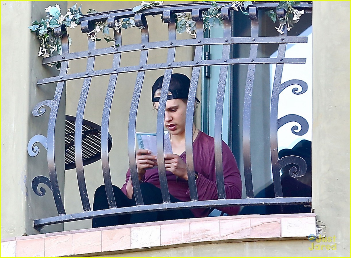 austin butler busy balcony reader 17