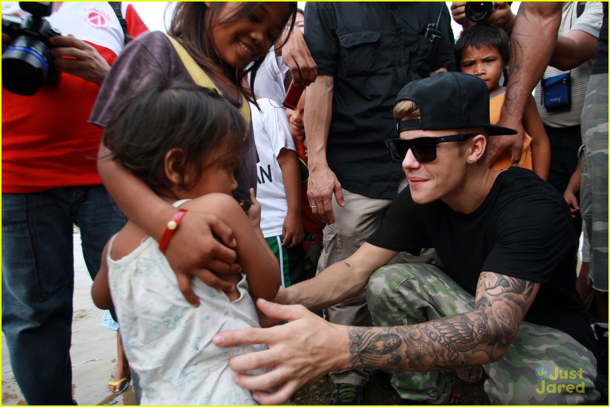 justin bieber visits typhoon victims philippines 02