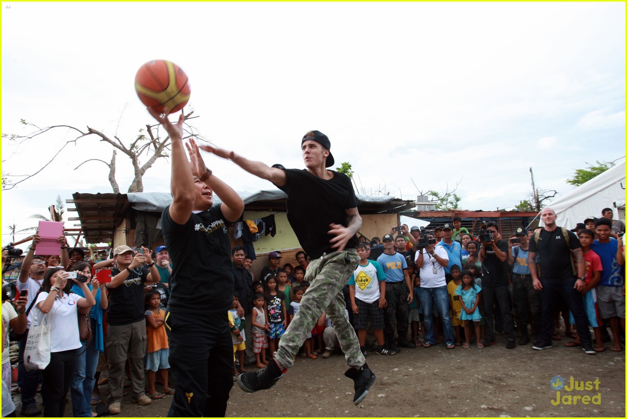 justin bieber visits typhoon victims philippines 03