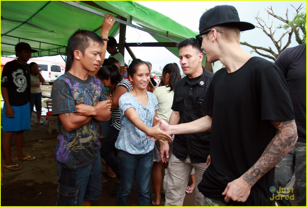 justin bieber visits typhoon victims philippines 05