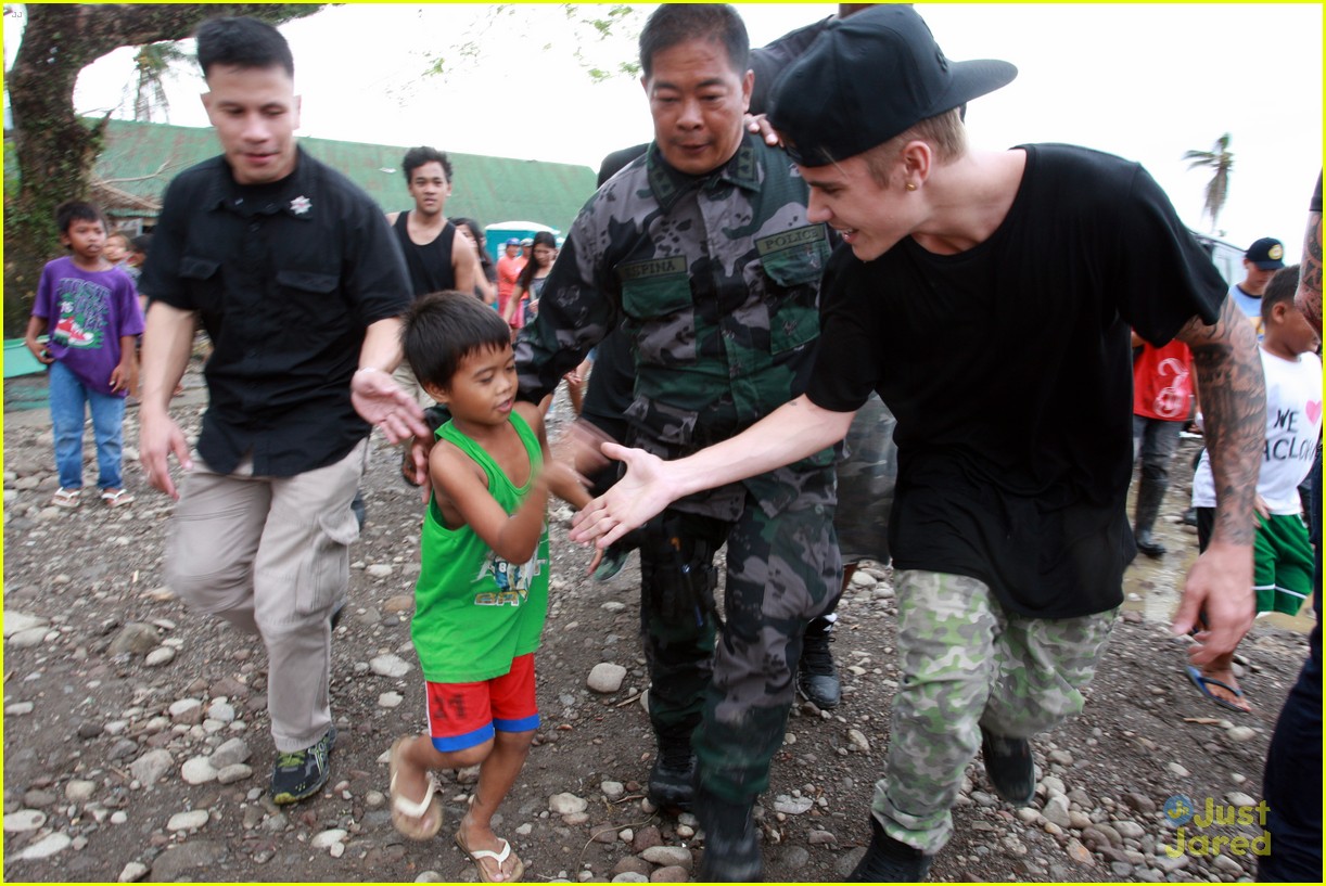 justin bieber visits typhoon victims philippines 06