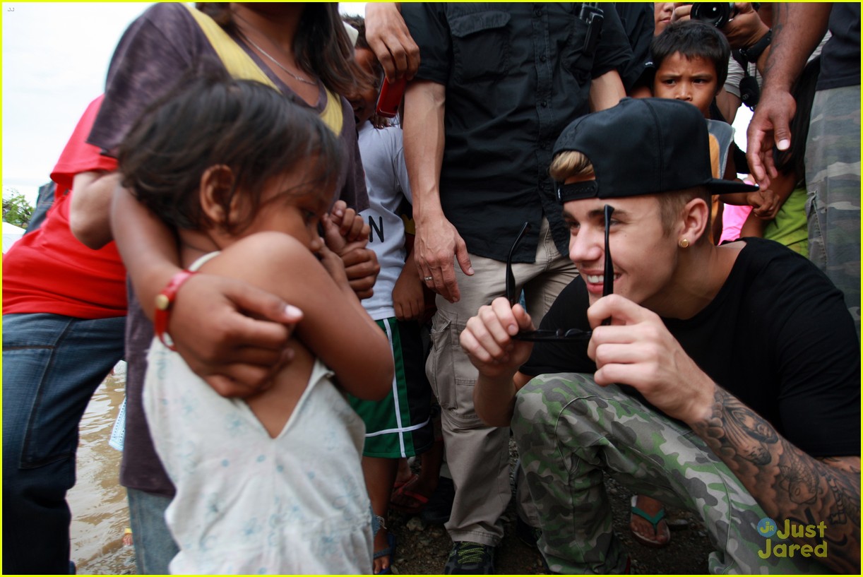 justin bieber visits typhoon victims philippines 08