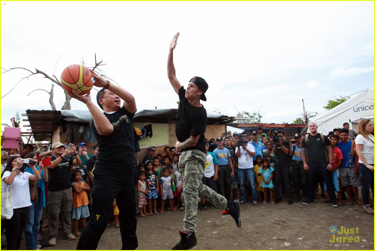 justin bieber visits typhoon victims philippines 10