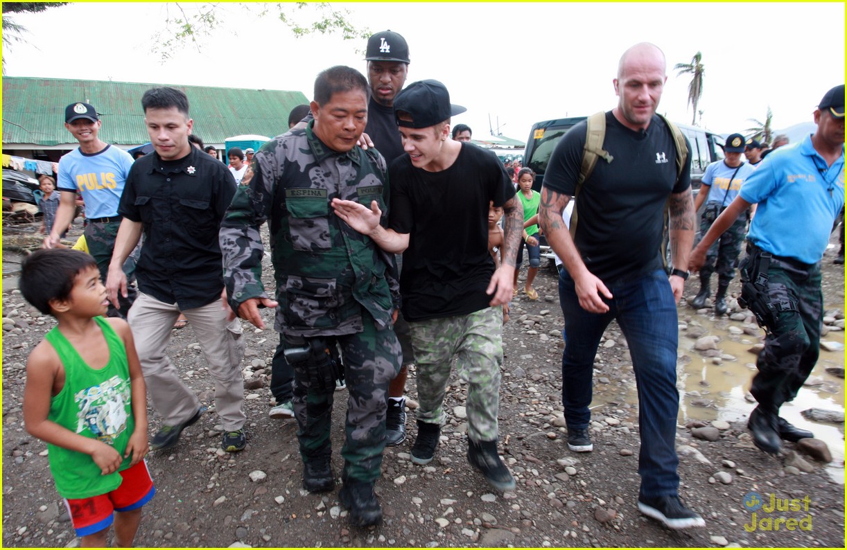 justin bieber visits typhoon victims philippines 11