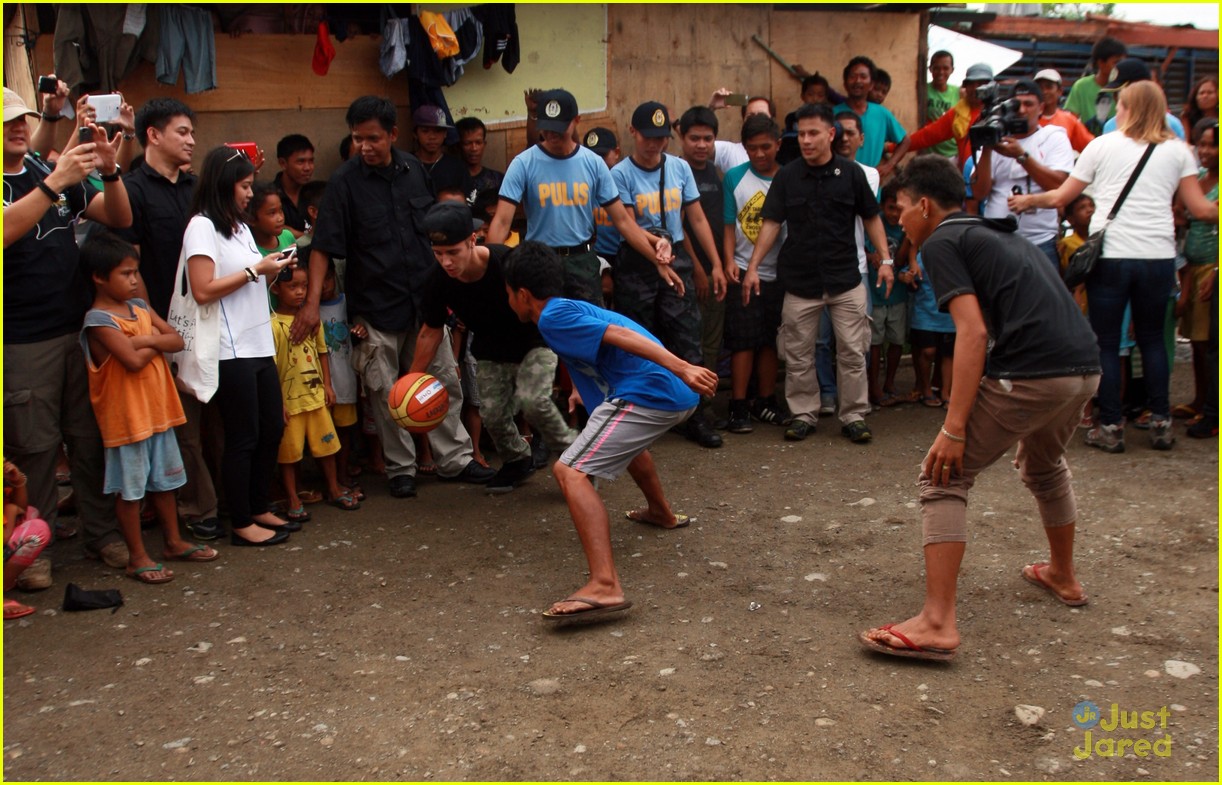 justin bieber visits typhoon victims philippines 12
