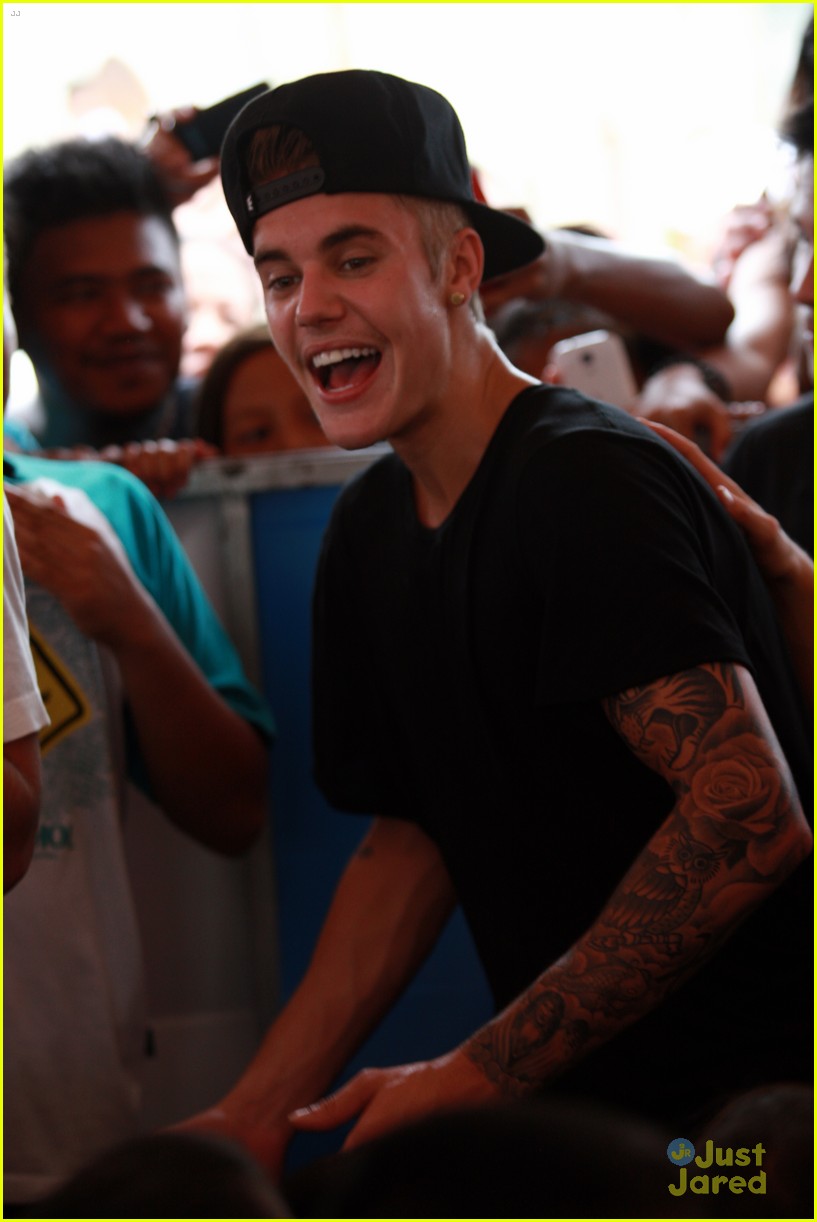 justin bieber visits typhoon victims philippines 14