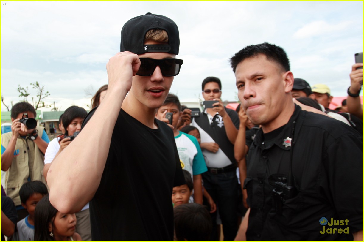 justin bieber visits typhoon victims philippines 16