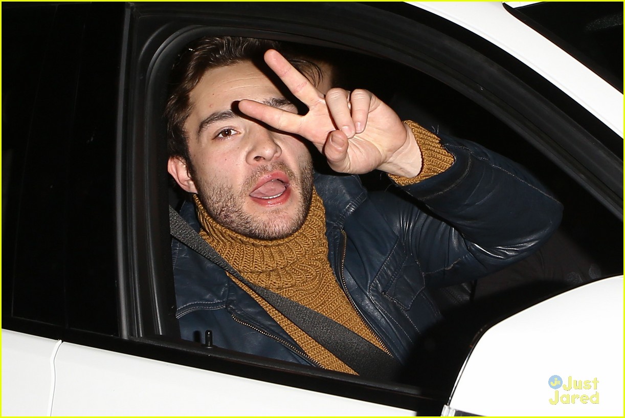 ed westwick drive by peace sign 04