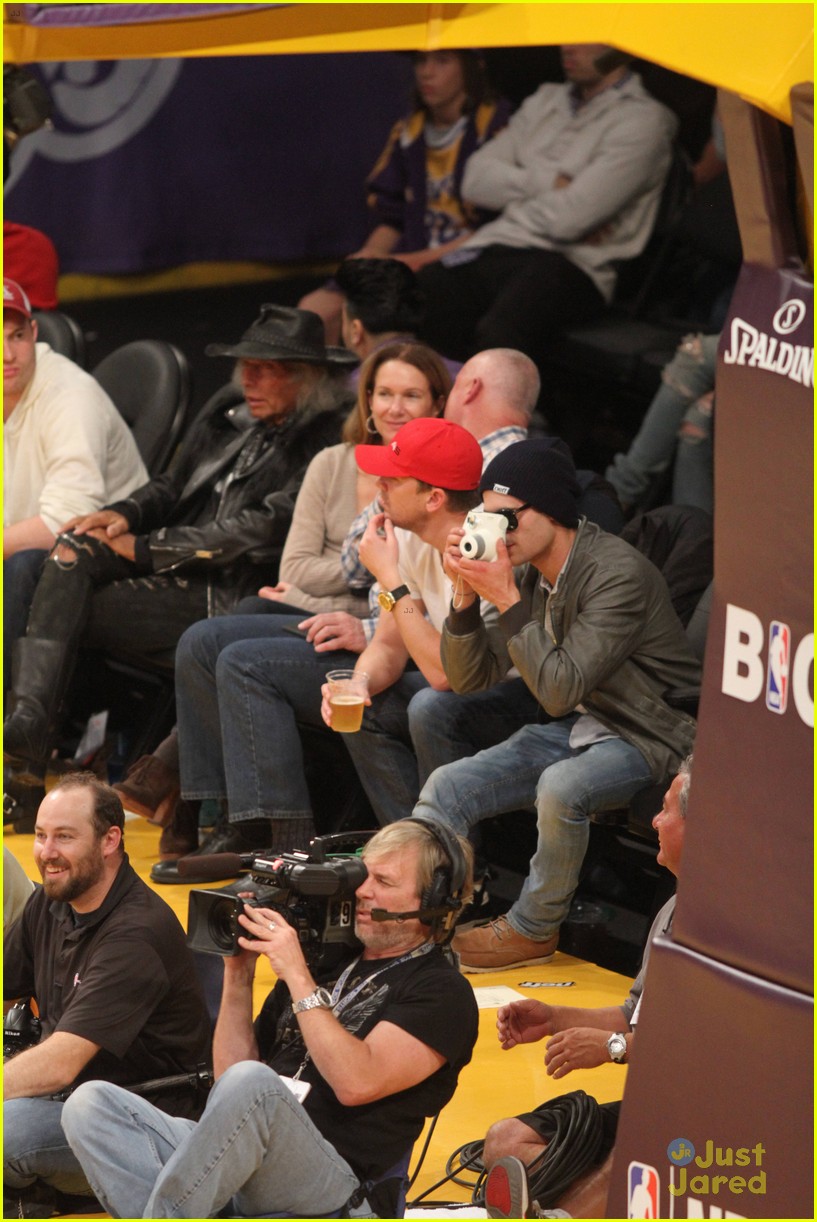 zac efron camera courtside lakers game 02
