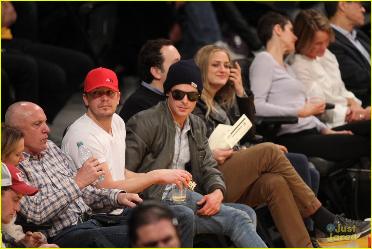 zac efron camera courtside lakers game 03