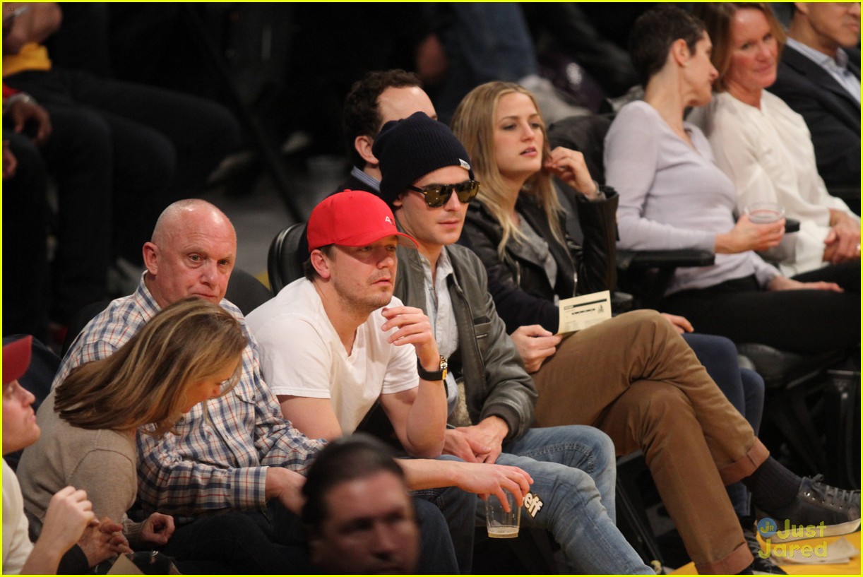 zac efron camera courtside lakers game 04
