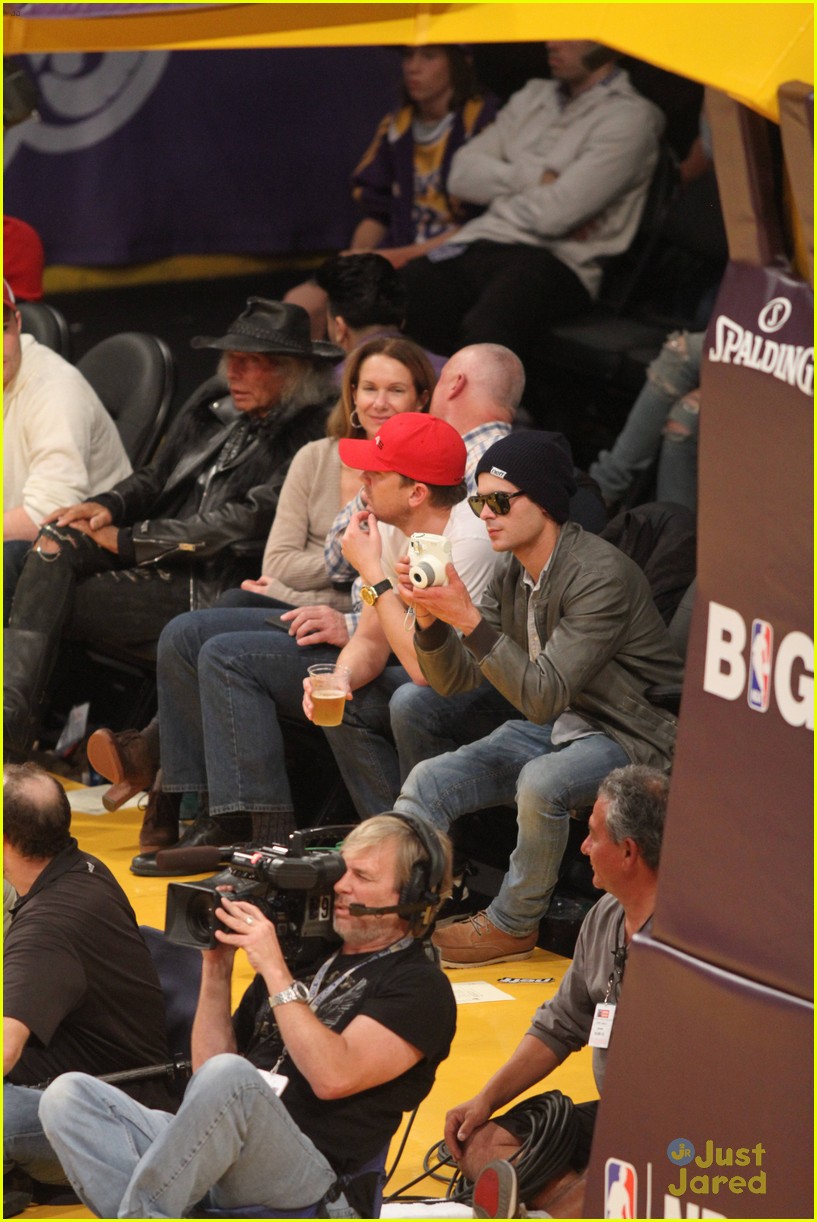 zac efron camera courtside lakers game 08