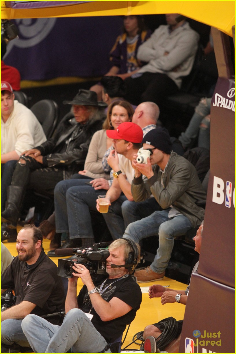 zac efron camera courtside lakers game 09