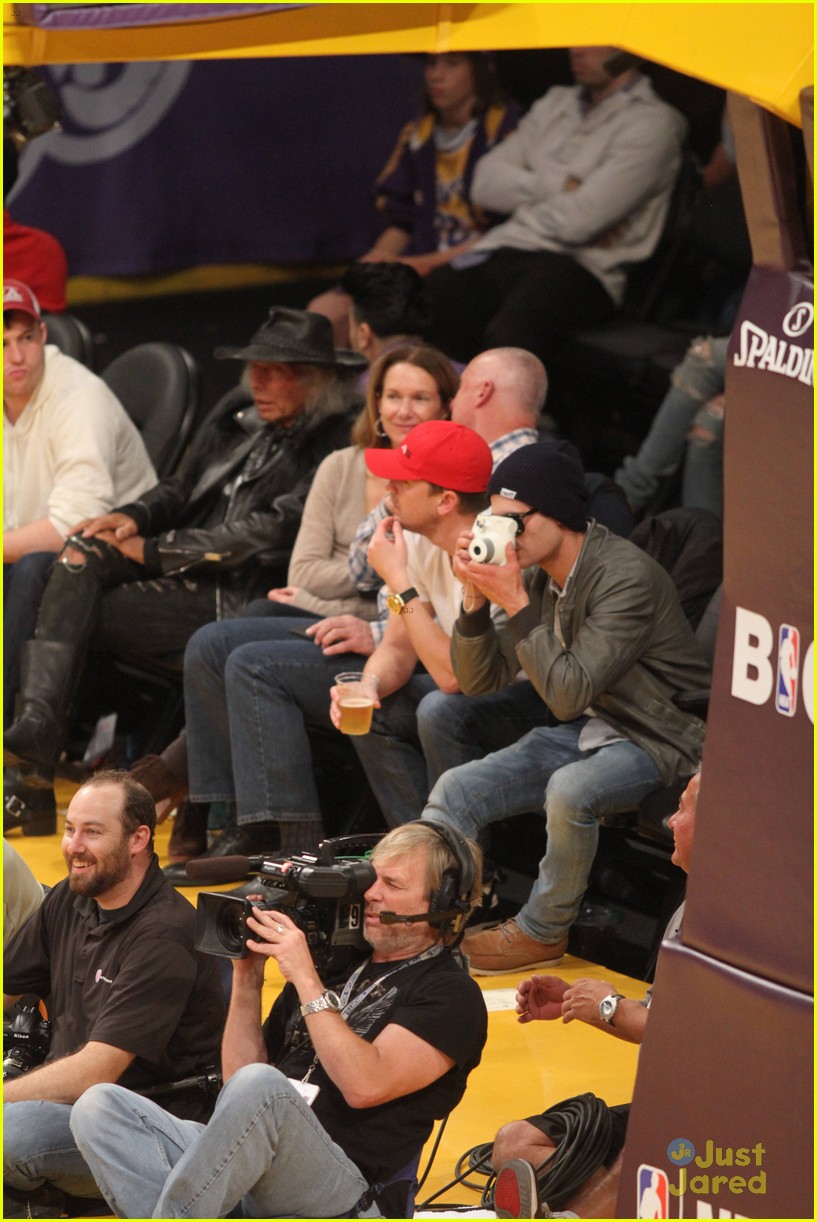 zac efron camera courtside lakers game 10