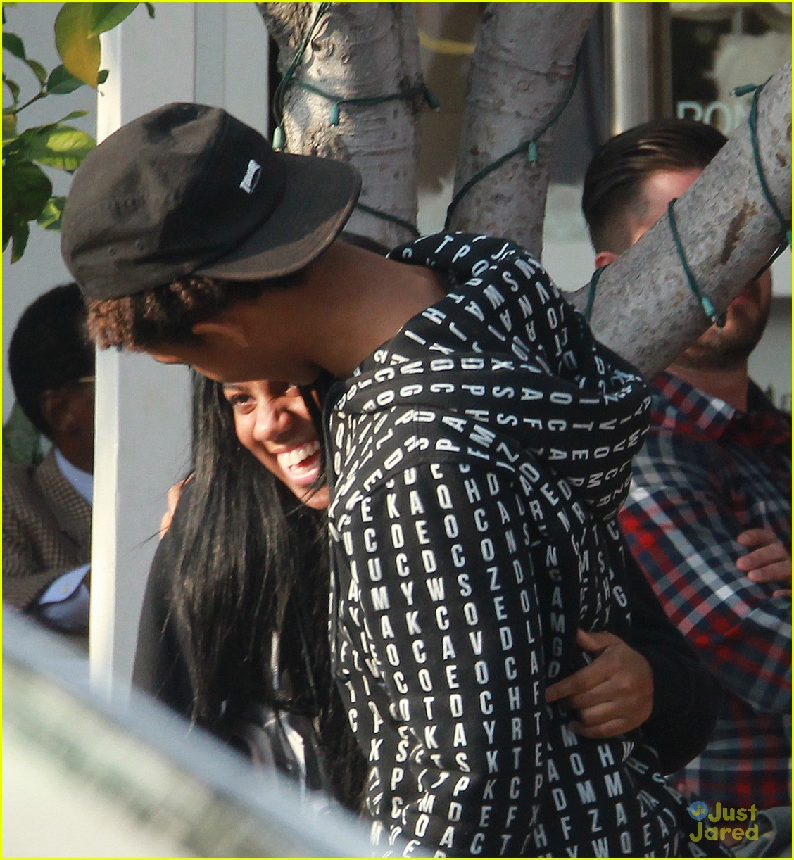 jaden smith lunches with gal pal shops at grove 04
