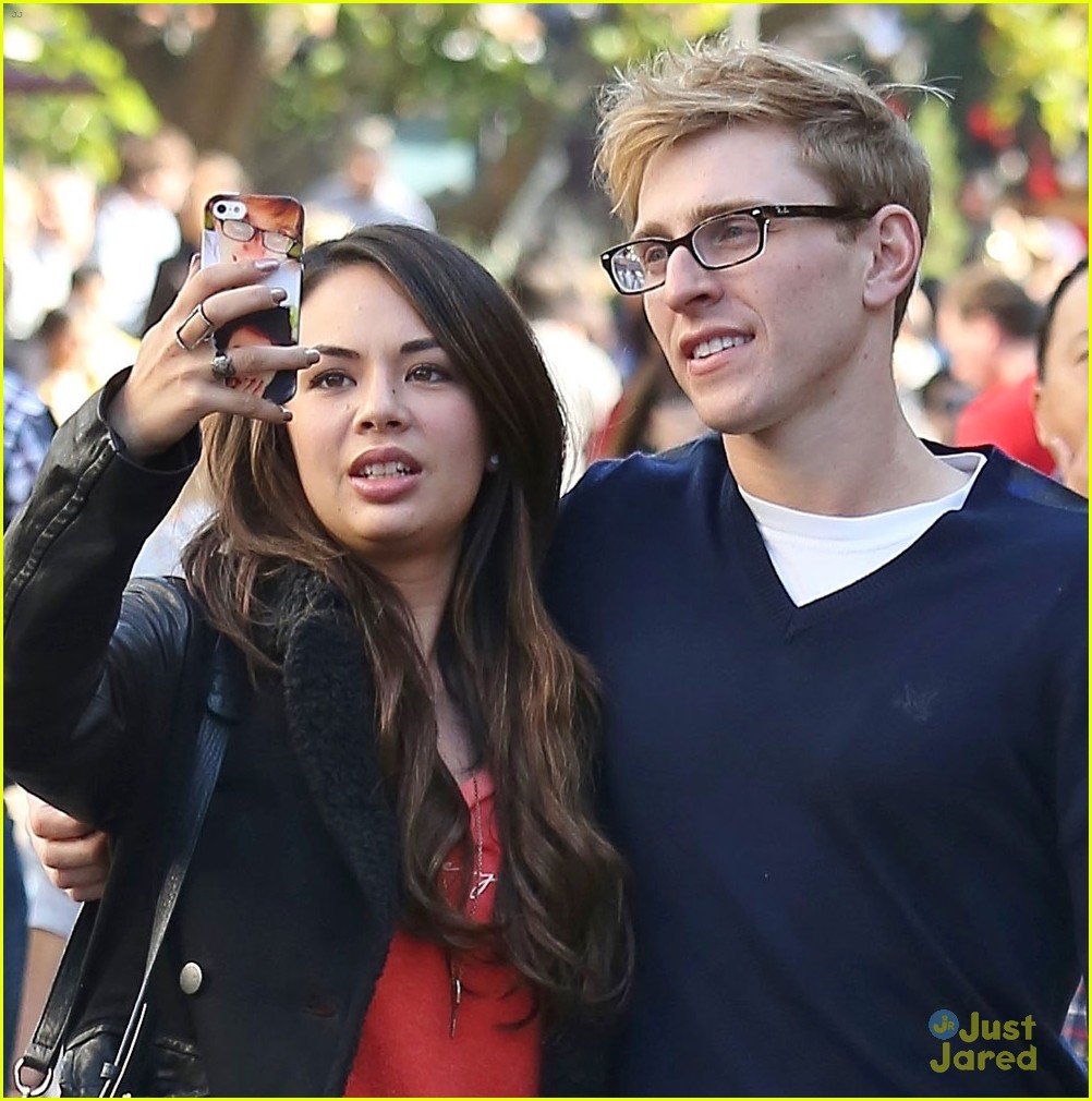 janel parrish payson lewis christmas shopping pair 01
