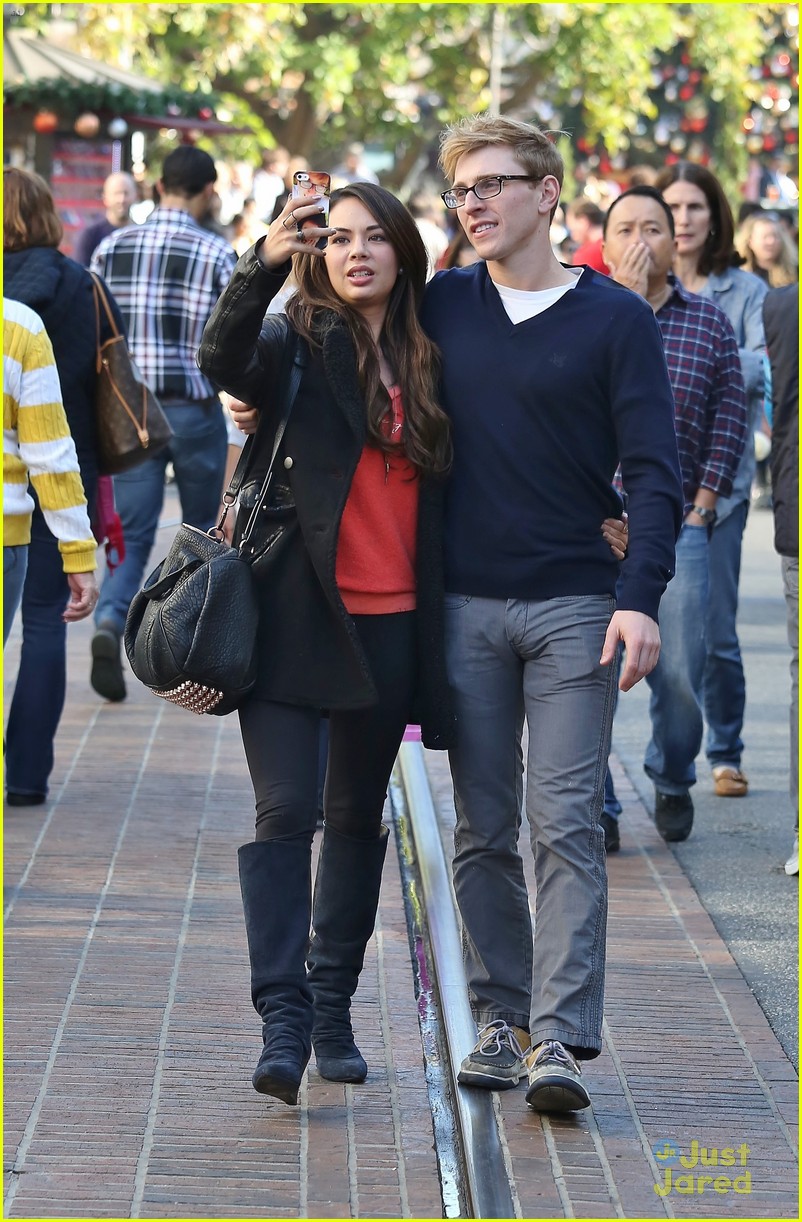 janel parrish payson lewis christmas shopping pair 04