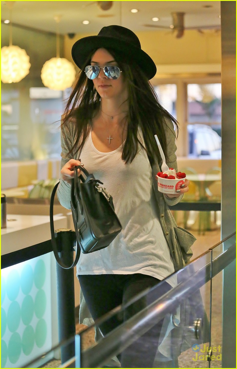 kendall kylie jenner grove pinkberry 02