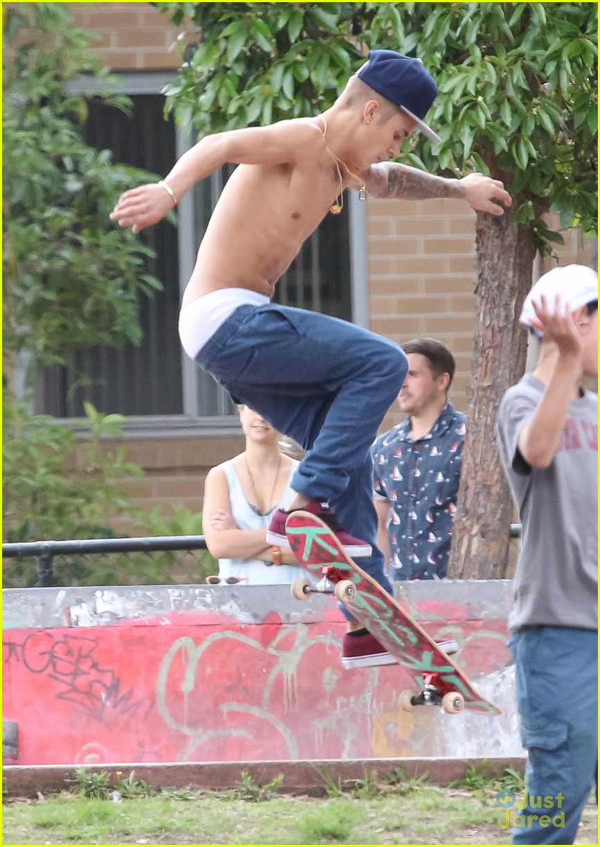 justin bieber shirtless skateboarding in sydney skate park 01
