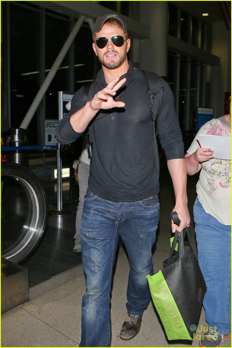 kellan lutz back in la after flying with miley cyrus 04