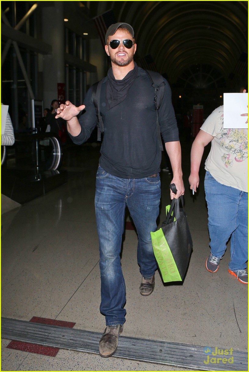 kellan lutz back in la after flying with miley cyrus 07