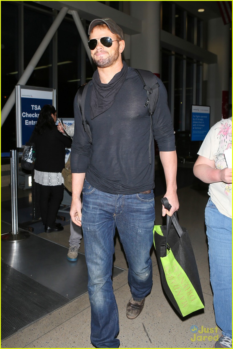kellan lutz back in la after flying with miley cyrus 09