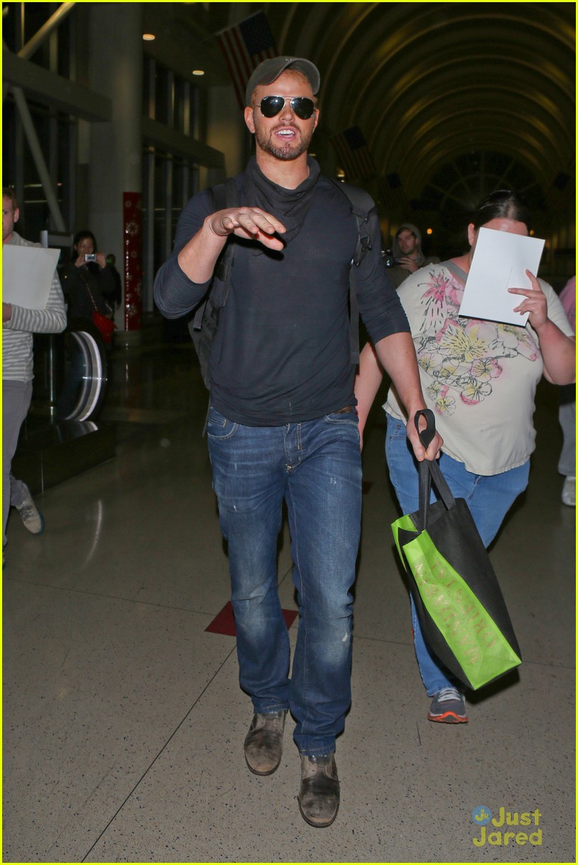 kellan lutz back in la after flying with miley cyrus 11