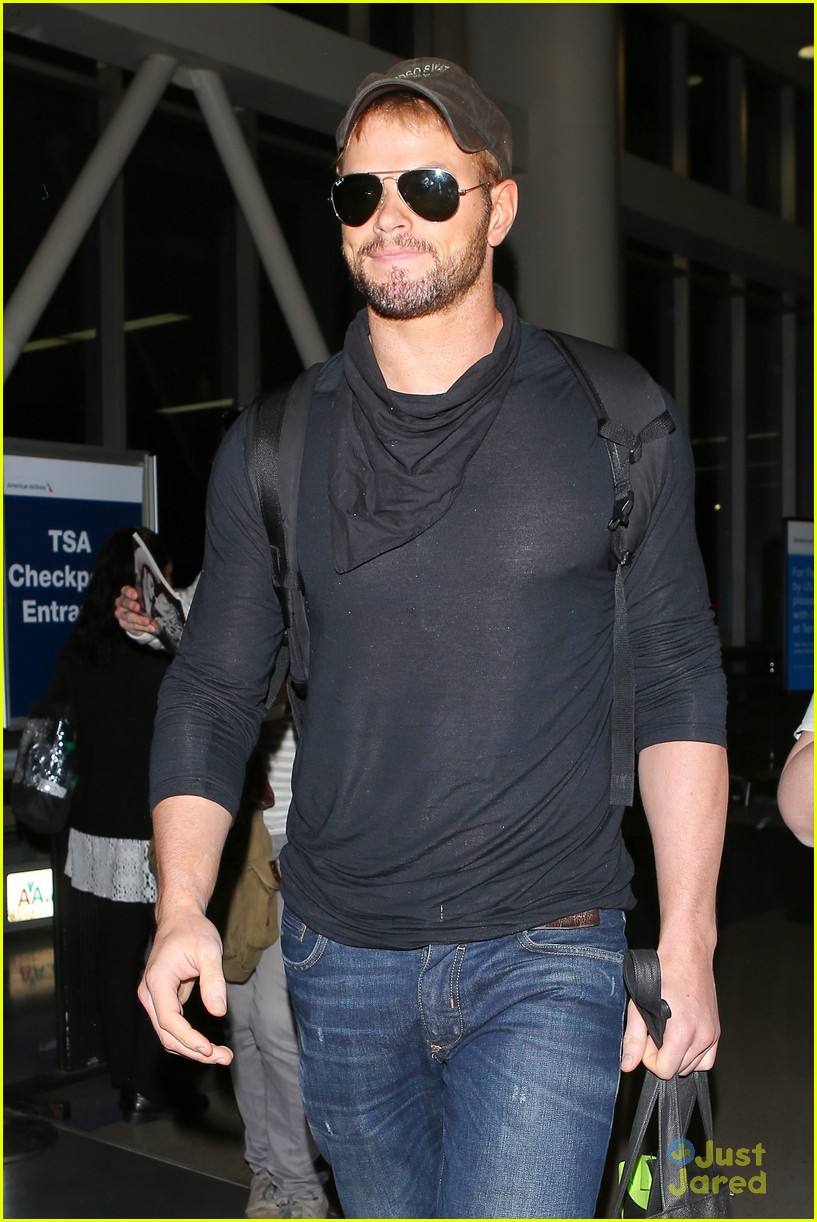 kellan lutz back in la after flying with miley cyrus 12