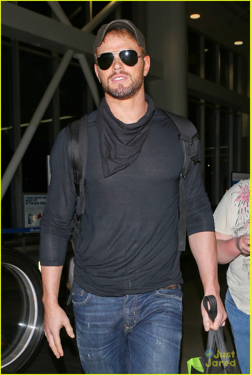 kellan lutz back in la after flying with miley cyrus 15