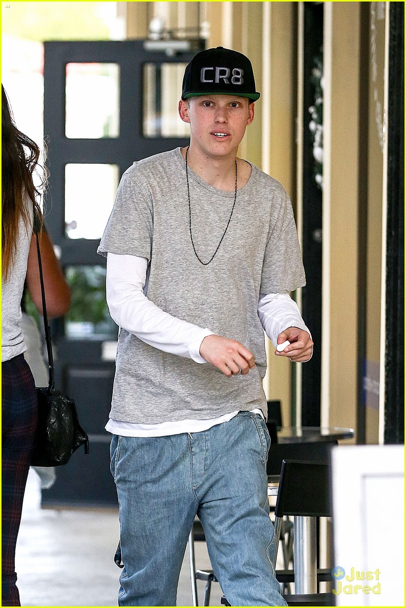 Kylie Jenner: Blue Table Lunch with Guy Pal | Photo 627956 - Photo