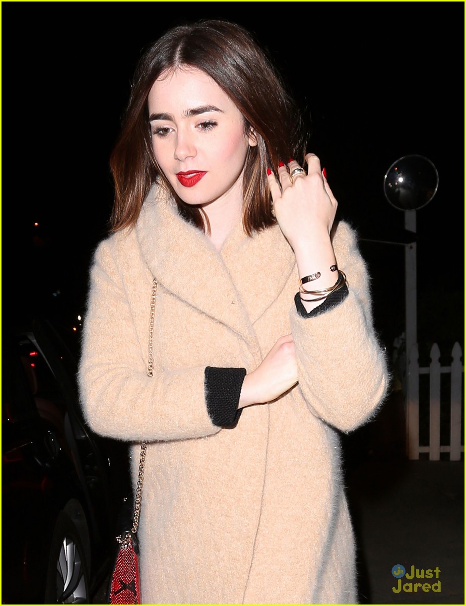 lily collins holiday party pretty 05