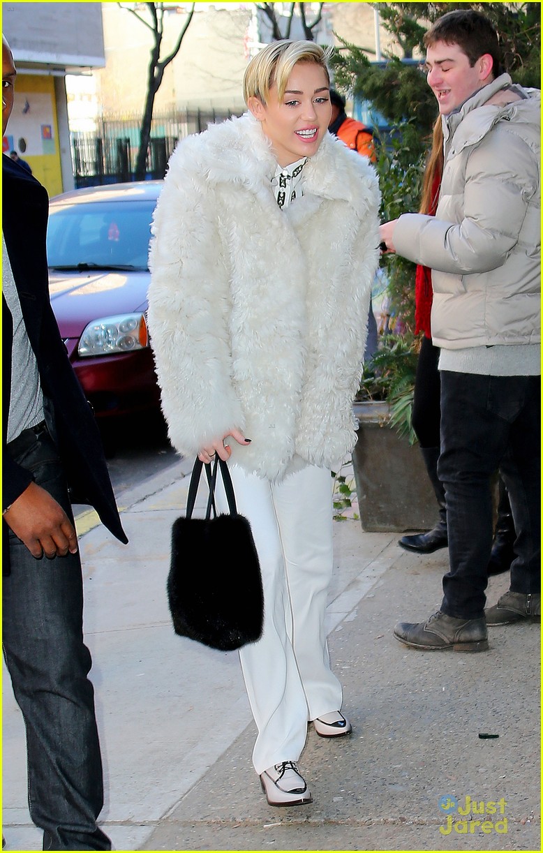 miley cyrus white fur coat 01