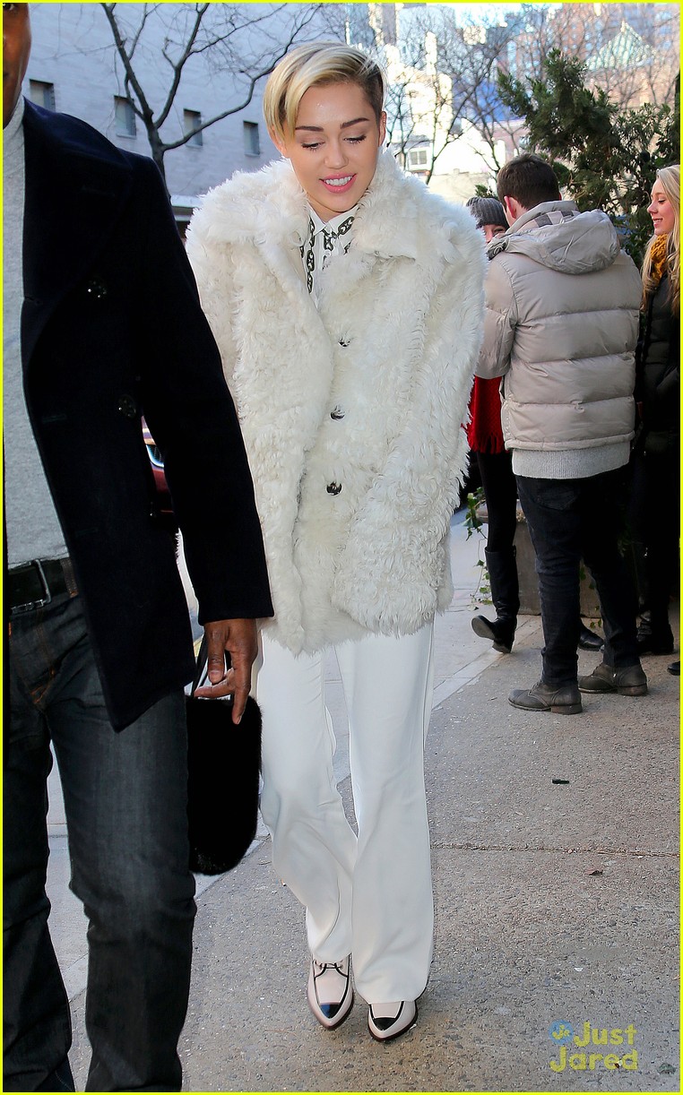 miley cyrus white fur coat 04