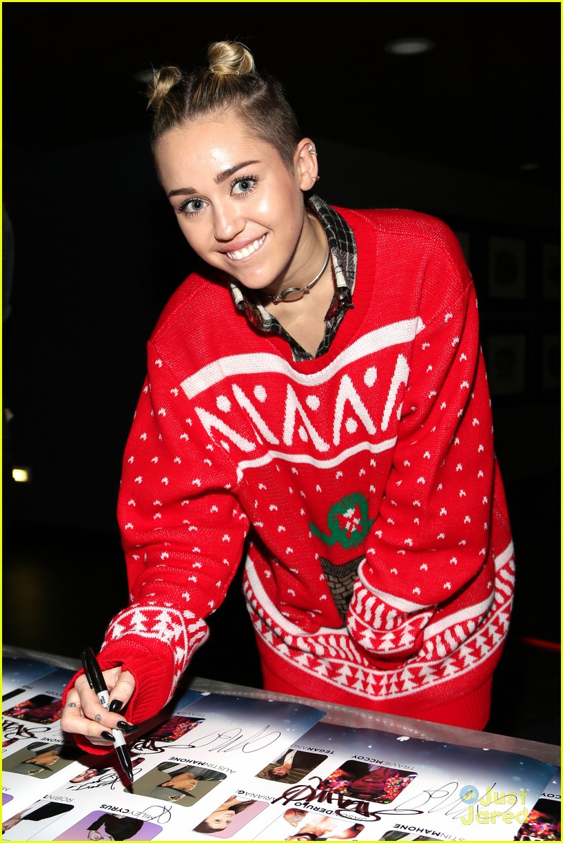 miley cyrus stolen sweater at tampa jingle ball 04