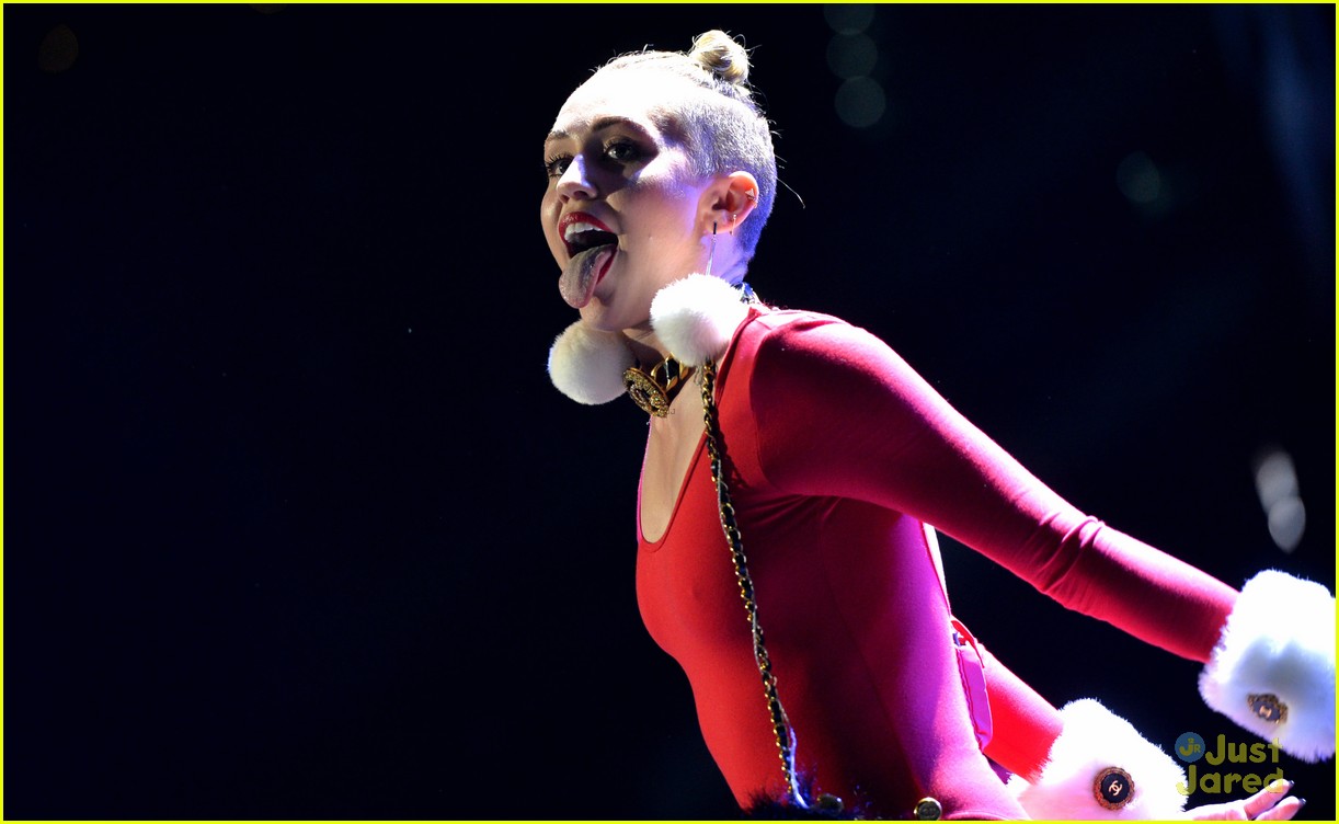 miley cyrus stolen sweater at tampa jingle ball 06